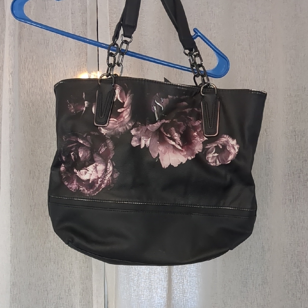 Chic Black Tote Bag with Spacious Interior and Durable Straps